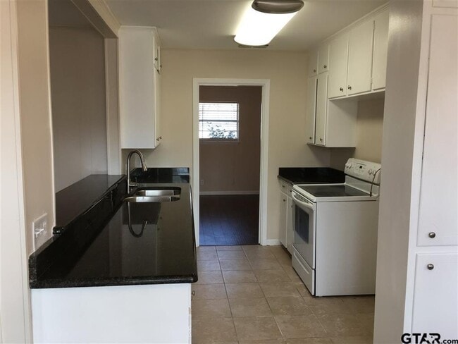 Photo - 1101 Balmoral Dr