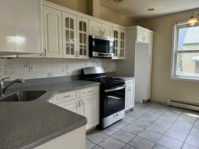 Large eating kitchen - 829 18th St Apartments Unit 1