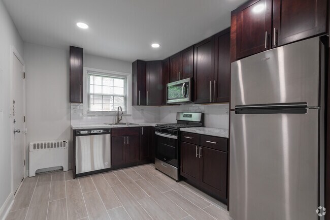 2BR, 1BA - 765SF