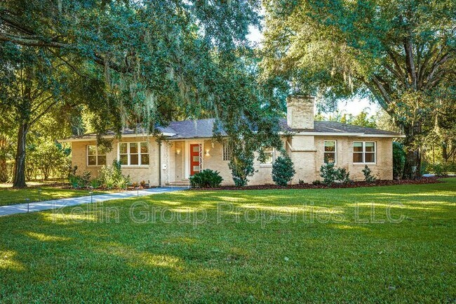 1203 Easton Dr