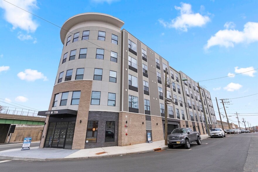 Photo - 175 W 7th St