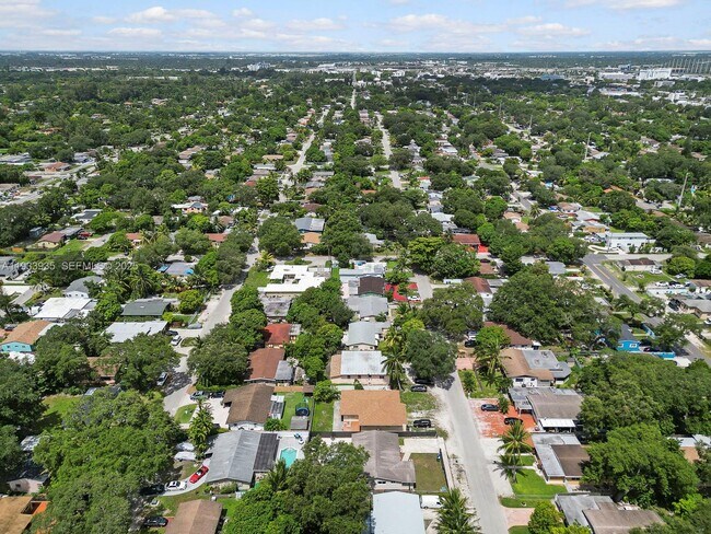 Photo - 560 NE 161st St