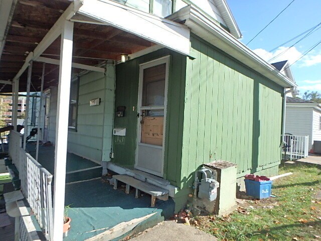 front entrance - 410 Green St Apartments