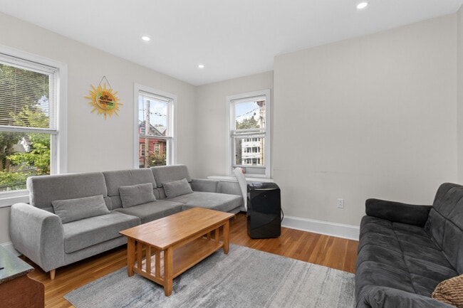 Building Photo - 7 Elm St Unit 7 Elm St #2