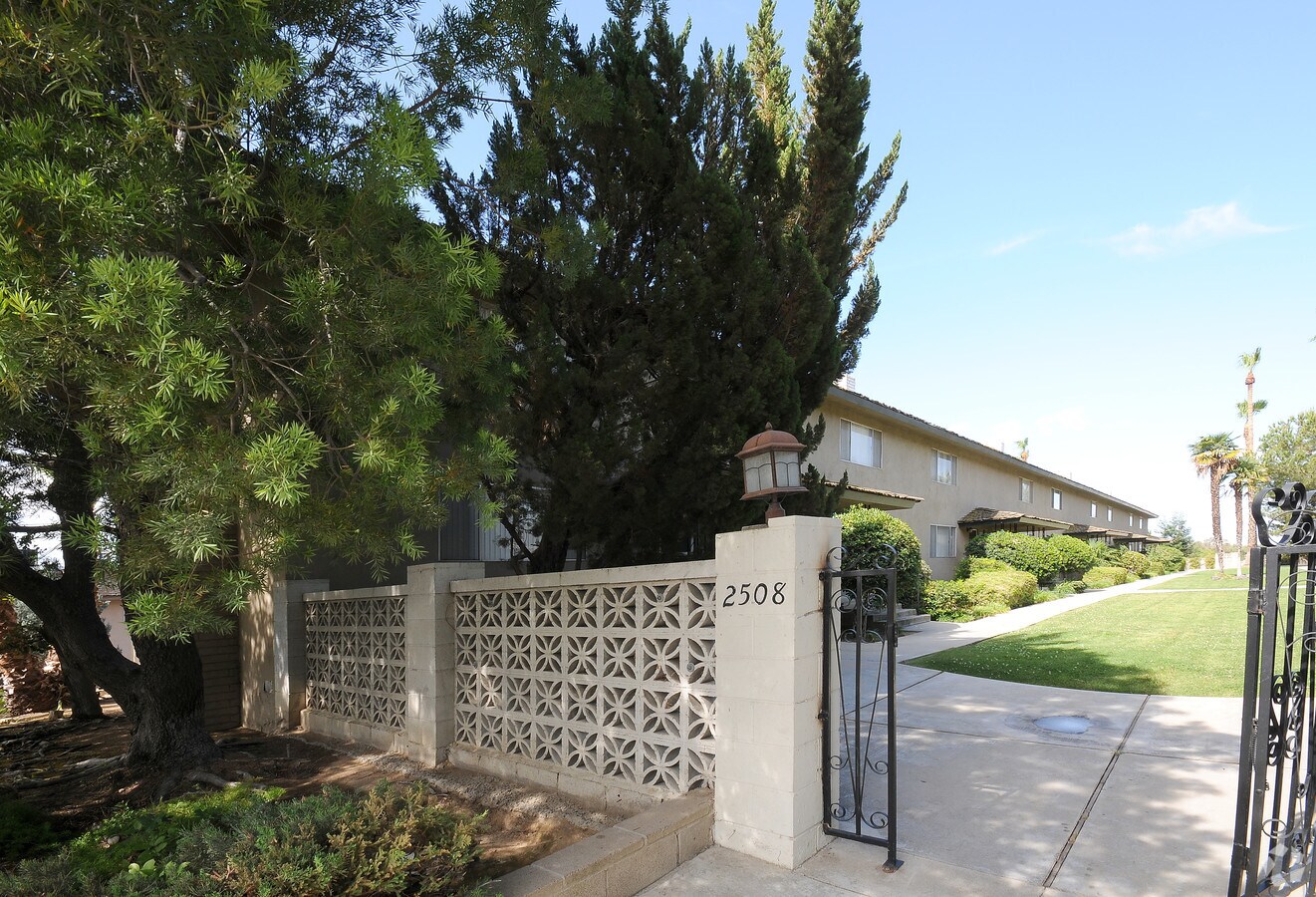Country Club Town Homes - Country Club Town Homes