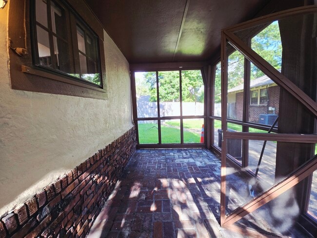 Photo - 750 N Auburndale St
