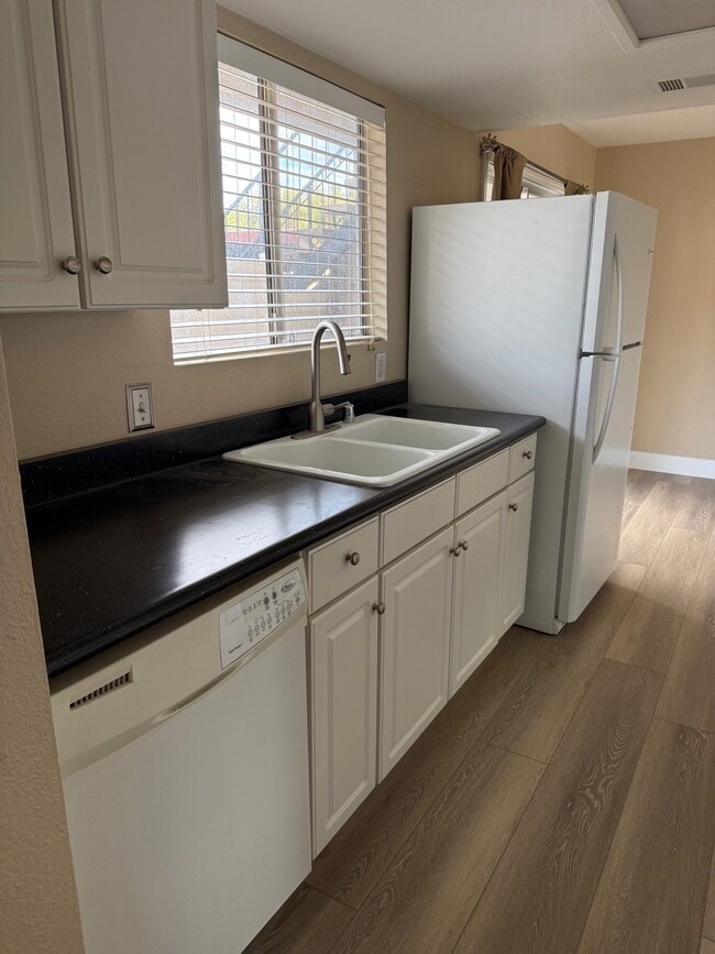 Kitchen - 1250 E Shaw Ave Unit 142