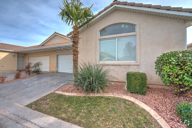 Building Photo - Five bedroom, three bath, 2,300 sq ft town... Rental