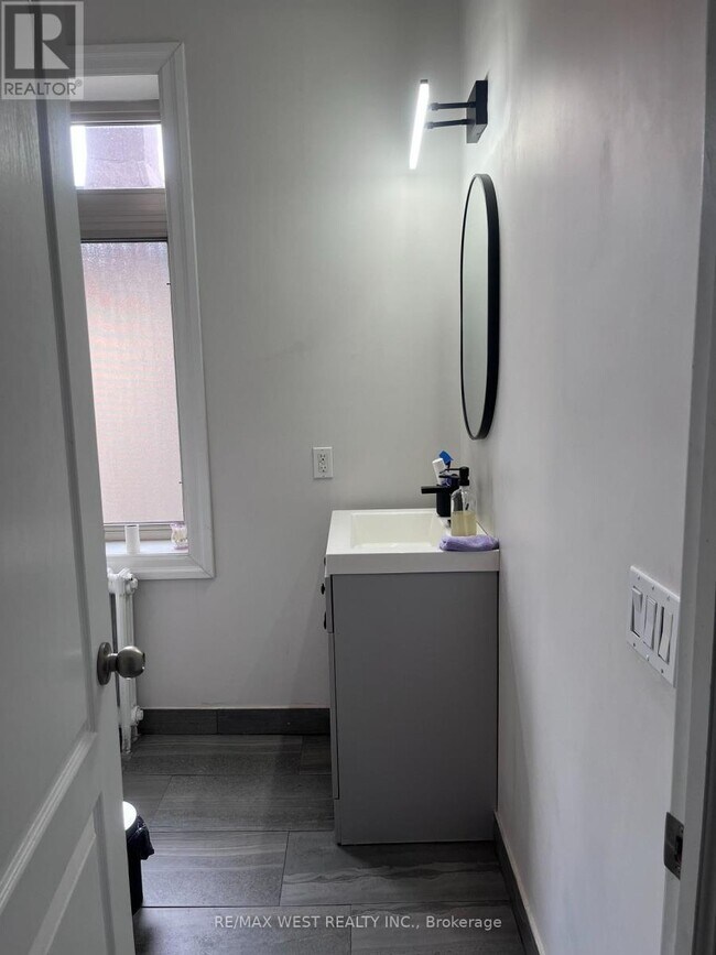 Photo - 926 College St