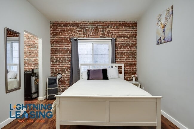 Building Photo - 1420 Flower St Unit 7