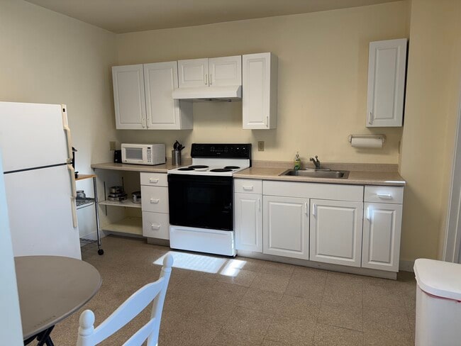 Eat-in kitchen - 47 Plunkett St Unit 47AR Furnished 1 bdrm