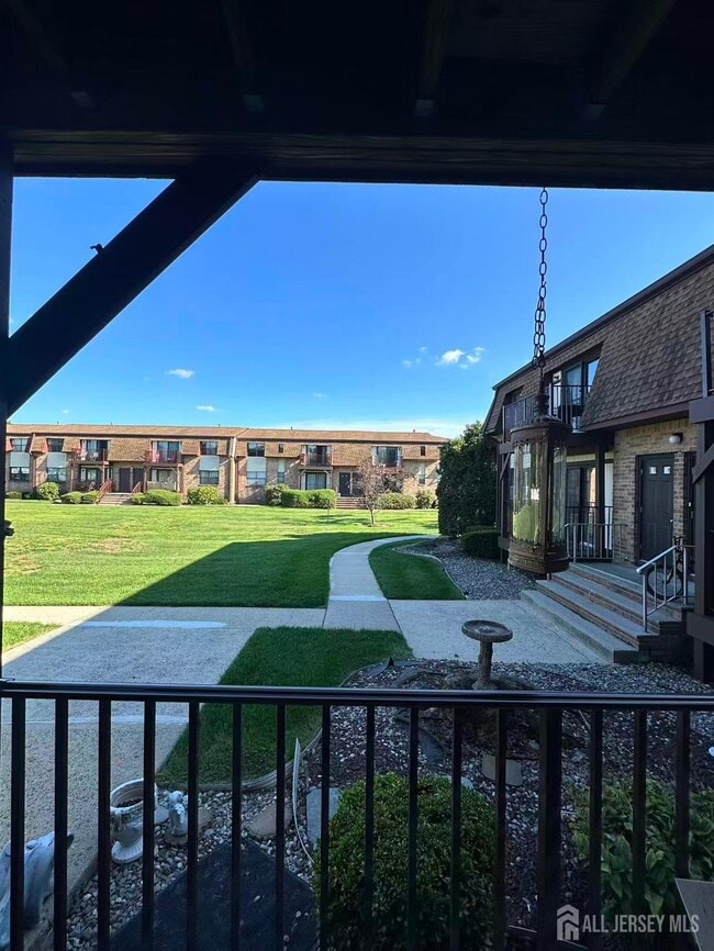 Building Photo - 405 N Oaks Blvd