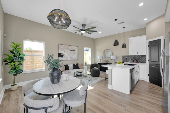 Photo - 2105 Esther Dr