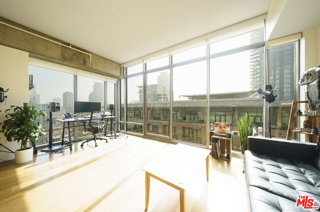 Building Photo - 1100 S Hope St Unit 1407