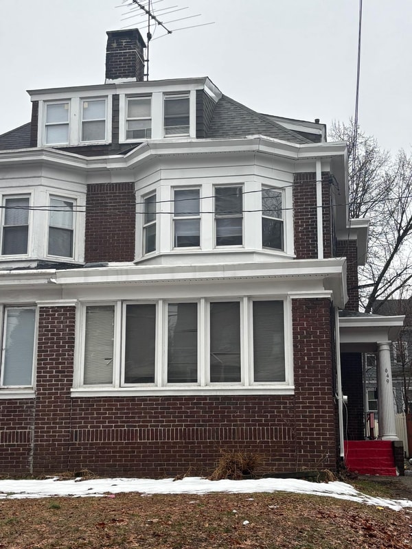 Building Photo - 649 W State St