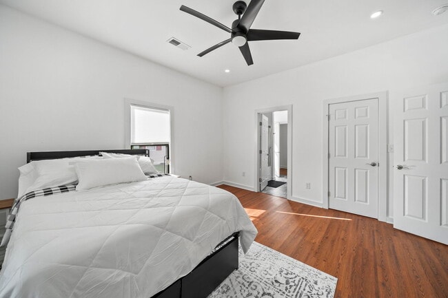 Photo - 305 W 12th St