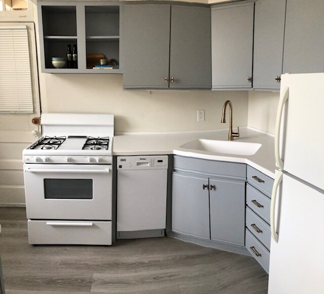 Cocina con encimeras nuevas y lavavajillas. - 212 N Oak Park Ave Unidad 1DD