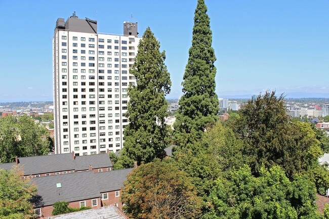 Building Photo - 2245 SW Park Pl Unit 6B