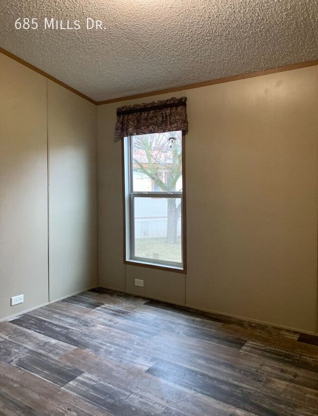 Photo - 685 W Mills Dr