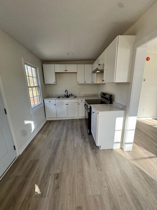 Photo - 2005 Mott Dr W