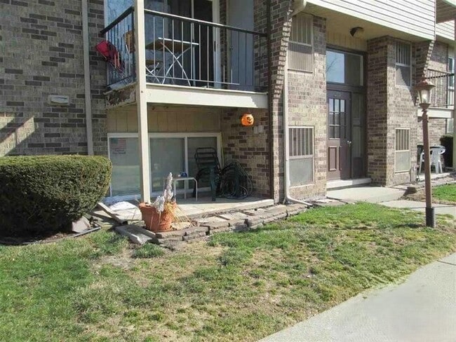 Building Photo - 17010 Clinton River Rd Unit 158A