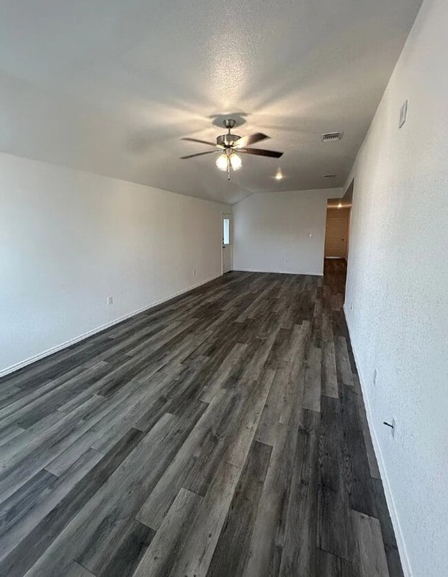 Photo - AVAILABLE NOW! - 2 WEEKS FREE (SECTION 8 A...
