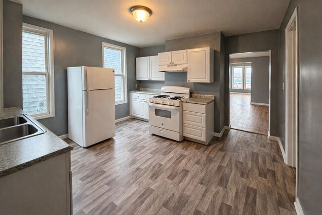 Photo - 884 3rd Ave
