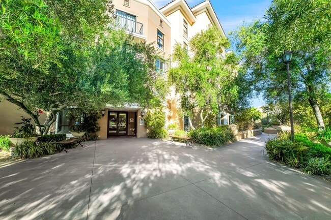 Building Photo - Lakefront Resort Living with Stunning Views in Lake Las Vegas!