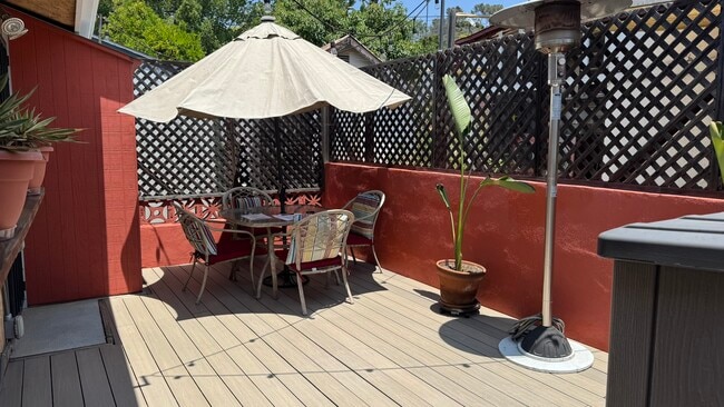 Patio with furniture, gas grill, gas heater connected to city gas - 4049 Sunset Dr Unit 4049