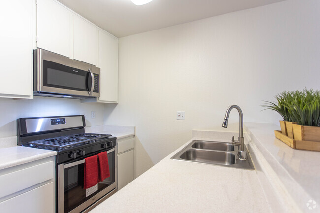 Kitchen - Windward Isle Apartments