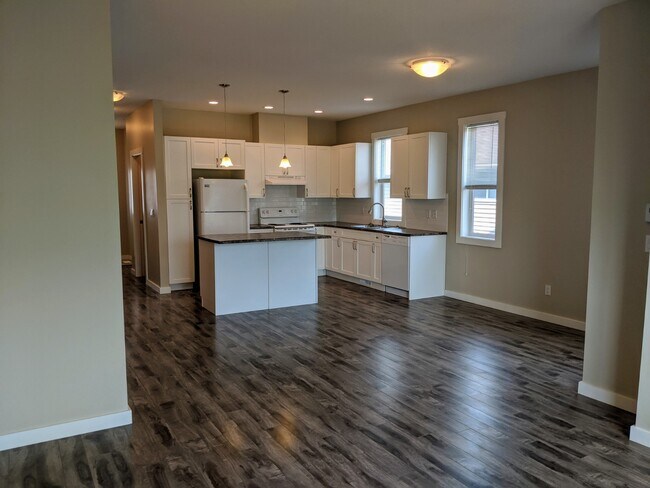 1644-16487 87 Ave