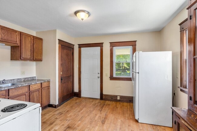 Photo - 209 Appleton St Unit Lower