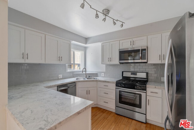 Building Photo - 2030 N Vermont Ave Unit 6