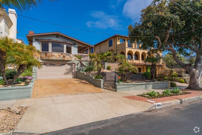 Building Photo - Location, location, location! Wonderful 3-... Rental