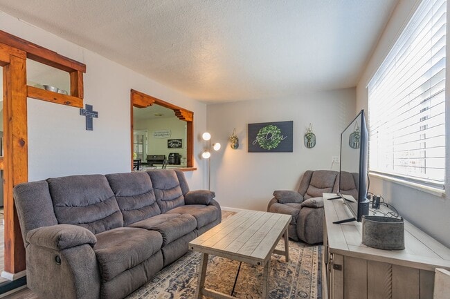 Building Photo - Super cute updated home!