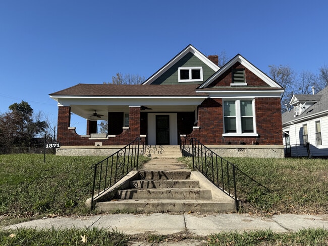 Building Photo - 1371 Ridgeway St