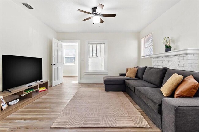 Photo - 1735 Yale St S