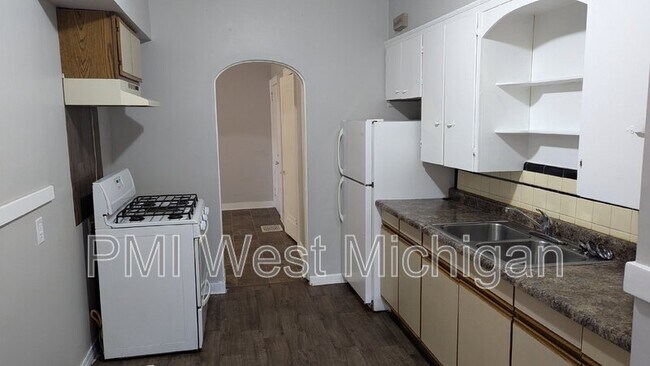 Photo - 1057 Pine Ave NW