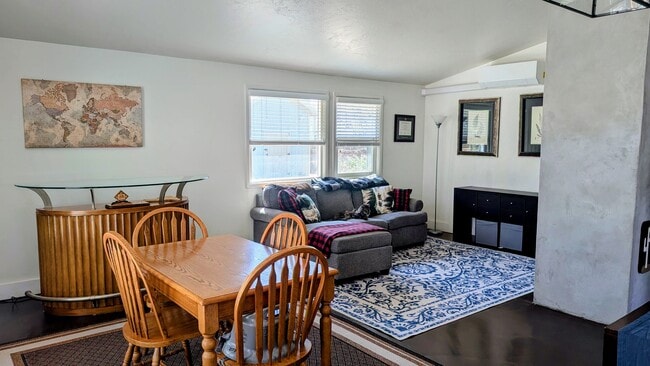 Sala de estar y comedor - 3230 E 3900 S