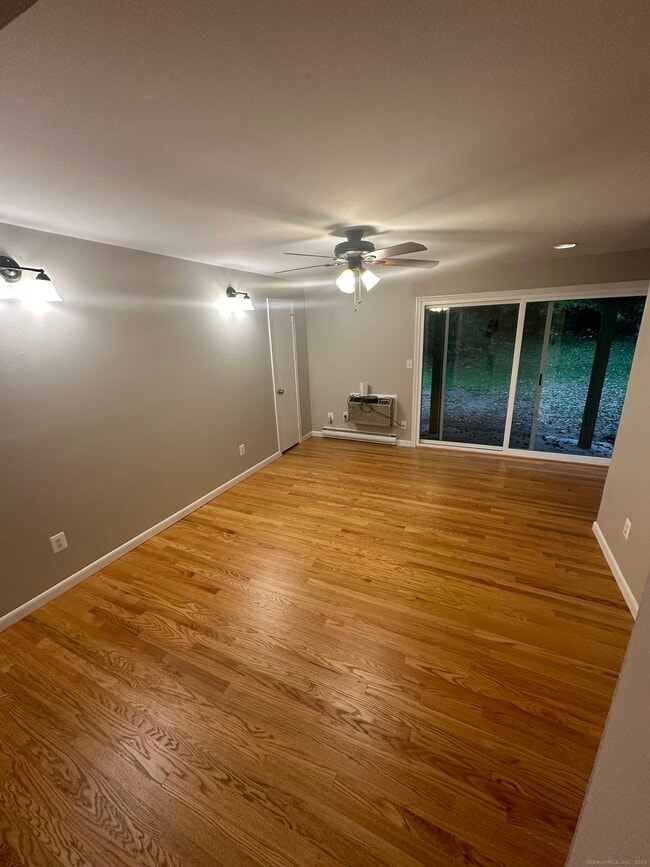 Building Photo - 1622 Farmington Ave Unit APT 1