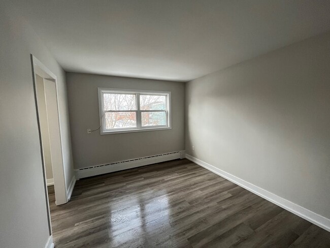 Building Photo - WELCOME TO PINECREST DRIVE - ONE BEDROOM APARTMENT AVAILABLE Unit 3