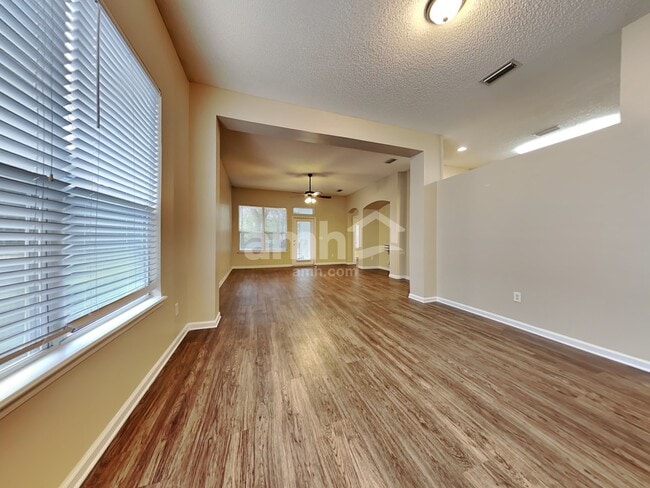 Photo - 1860 Enterprise Ave