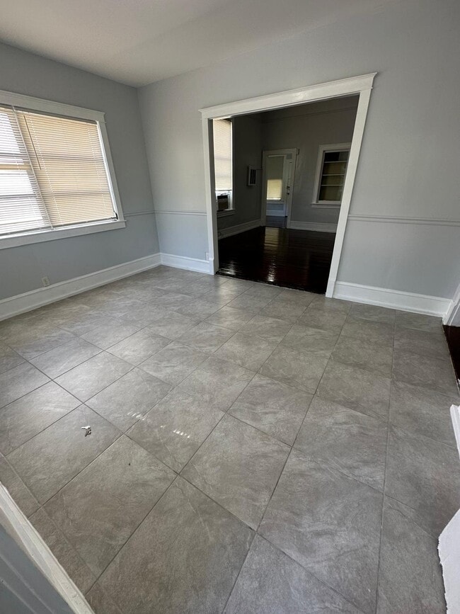 Photo - 130 E 5th St