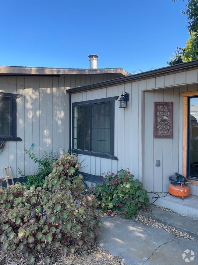 Building Photo - Available Now! Rental