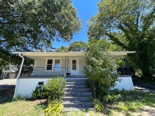 Building Photo - 3 bedroom 1 bath house available