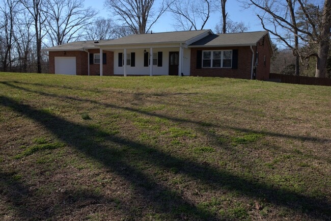 Photo - 3 Bedroom / 2 Bath Home for Rent – South Knoxville - Ideal for students! Close to campus!