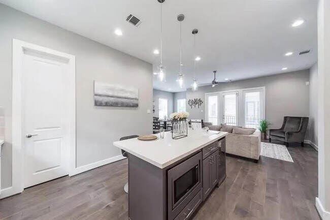 Photo - 1329 Buescher Dr House