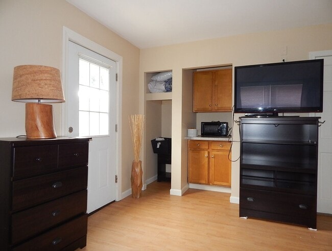 Building Photo - 34 Chamberlain St Unit Apt 3