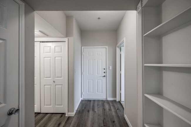 2BD, 2BA - 994SF - Entryway