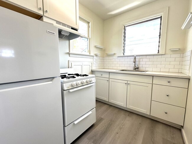 Photo - University Heights -Huge 1 Bedroom with Bonus Room/Bedroom and AC in Charming Vintage Building Unidad 1067